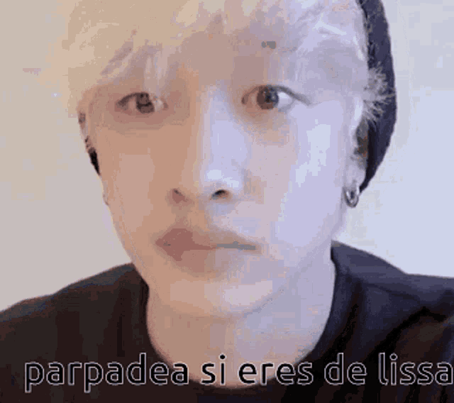 a close up of a person 's face with the words parpadea si eres de lissa written on the bottom