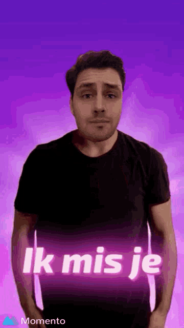 a man in a black shirt is standing in front of a purple background with the words ik mis je on it