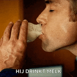 a man drinking milk from a bottle with hij drinkt melk written on the bottom