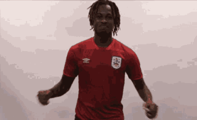 a man is wearing a red shirt with the letters ea on it