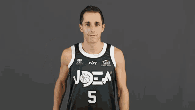 a man wearing a jersey that says joea on it