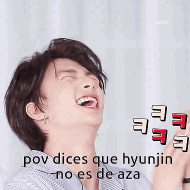 a young man is smiling with the words pov dices que hyunjin no es de aza written below him
