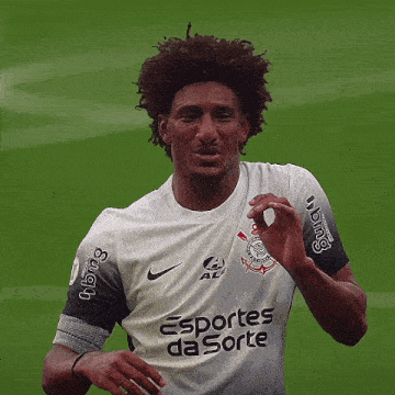 a soccer player wearing a white jersey that says esportes da sorte on it