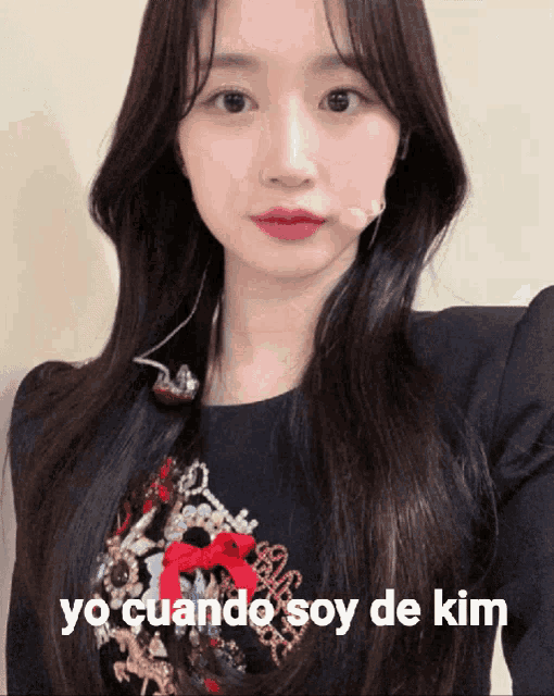 a picture of a woman with the words yo cuando soy de kim written below her