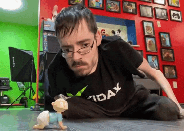 a man wearing a shirt that says vidax