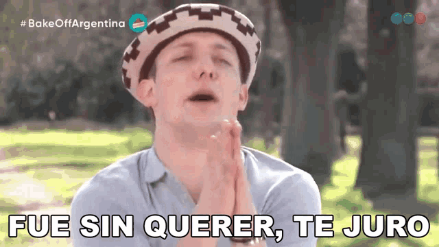 a man wearing a hat is praying with the words fue sin querer te juro above him