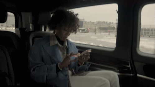 Scrolling On Phone Naomi Campbell GIF - Scrolling On Phone Naomi Campbell Being Naomi GIFs