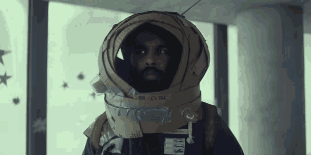 Station Eleven Astronaut GIF - Station Eleven Astronaut Confused GIFs