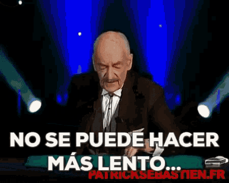 a hand holding a bunch of playing cards with the words no se puede hacer mas lento in red