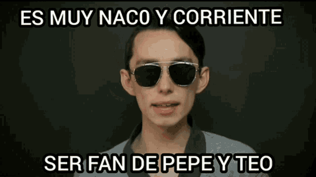 a man wearing sunglasses with the words es muy naco y corriente