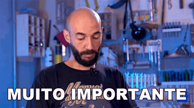 a man with a beard is wearing a shirt that says muito importante