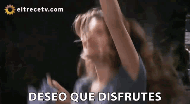 a blurred image of a woman with the words deseo que disfrutes written below her