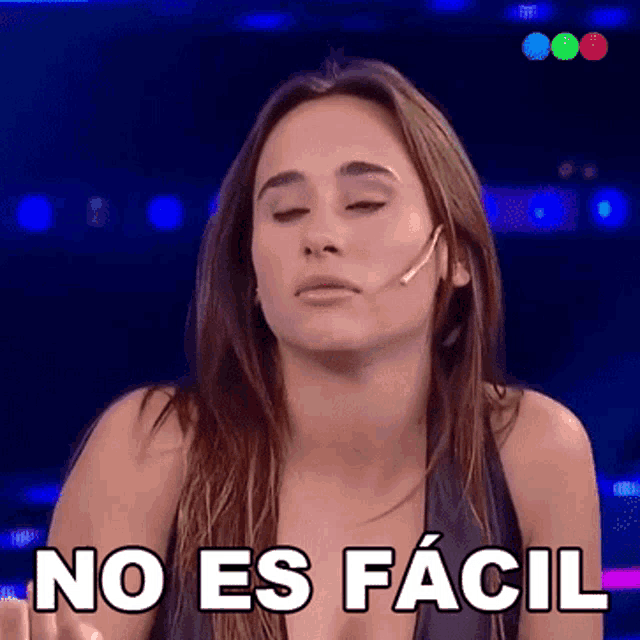 a woman with her eyes closed and the words no es facil in front of her