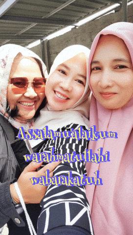 three women are posing for a picture with the words assalamualaikum warahmatullahi wabarakatuh