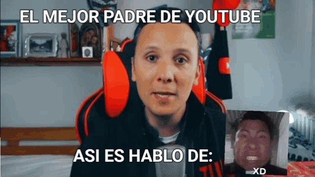 a man sitting in front of a microphone with the words el mejor padre de youtube above him