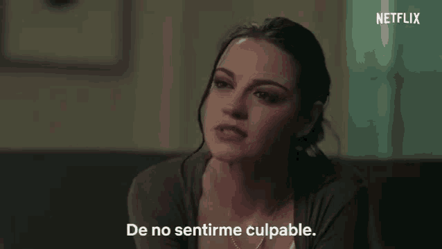 a woman is sitting on a couch with the words de no sentirme culpable written below her