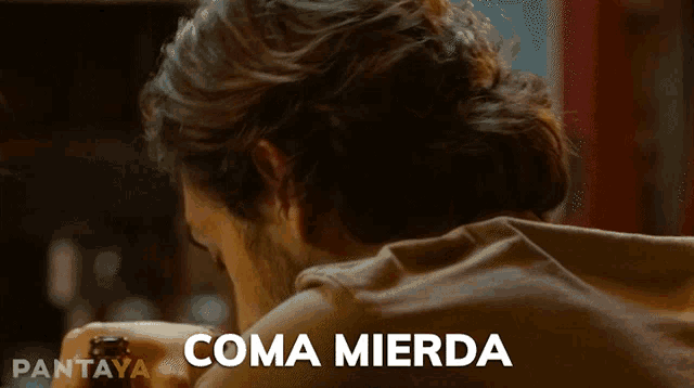 a close up of a man 's face with the words coma mierda in the corner