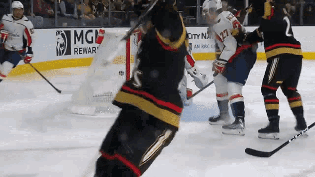 a hockey game is being played in front of an mgm rewar sign