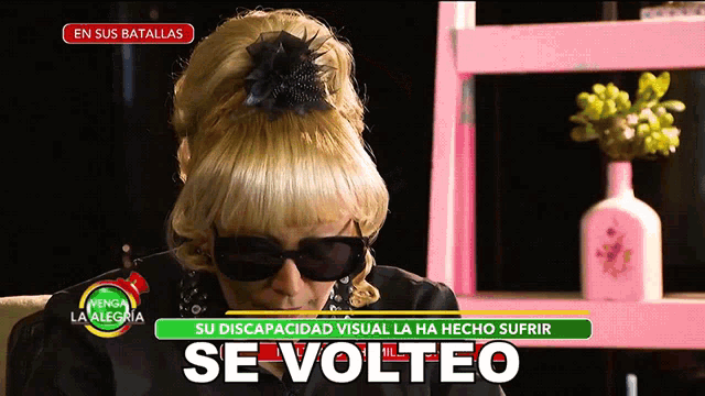a woman wearing sunglasses and a flower in her hair says se volteo on the screen