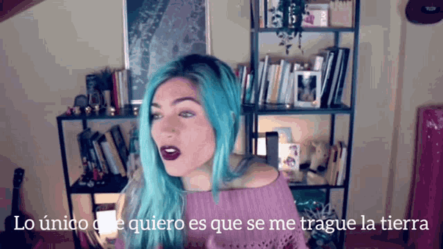 a woman with blue hair says lo unico que quiero es que se me trague la tierra in spanish