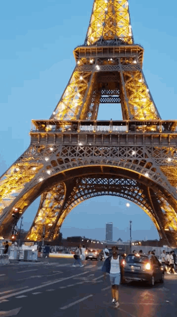 a man stands in front of the eiffel tower in paris