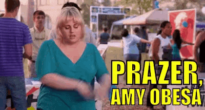 a woman in a blue shirt is dancing in front of a crowd with the words prazer amy obesa written in yellow