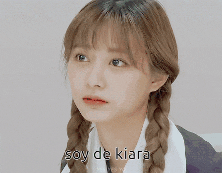 a close up of a woman 's face with the words soy de kiara below her