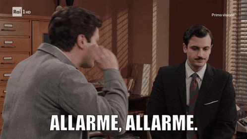 a man in a suit and tie says allarme