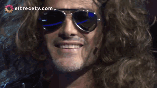 a close up of a man wearing sunglasses with eltrecetv.com written in the corner