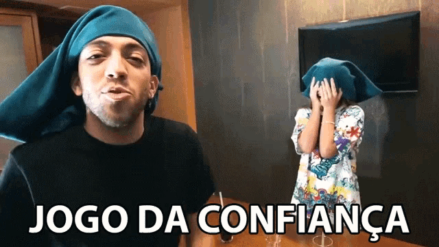 a man with a towel wrapped around his head and the words jogo da confianca
