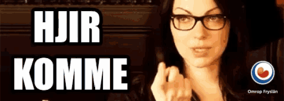 a woman wearing glasses is pointing at the camera with the words " hjar komme " written above her