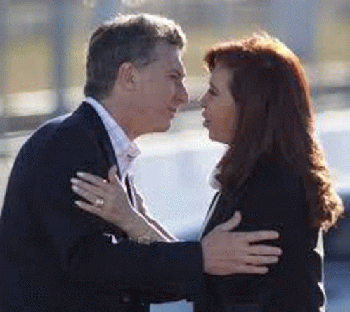 Mauricio Macri Beso Cristina Kirhner GIF - Mauricio Macri Beso Cristina Kirhner GIFs