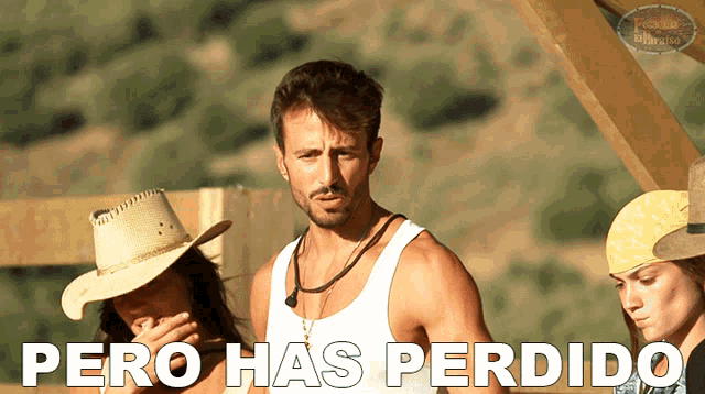 a man in a white tank top stands next to a woman in a cowboy hat and the words pero has perdido written below him