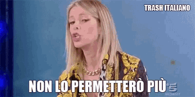 a woman in a yellow and black shirt is talking in italian