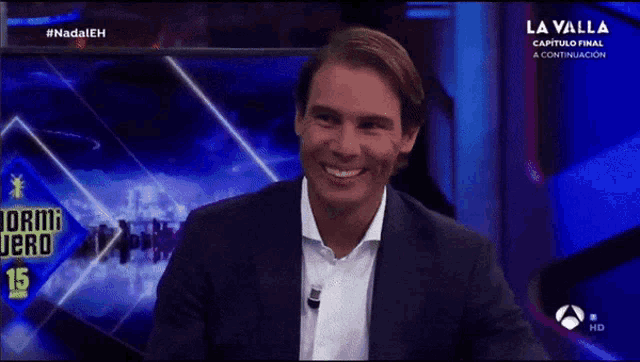 a man in a suit says " es mi peinado " in spanish