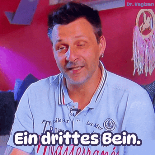 a man wearing a shirt that says " ein drittes bein " on it