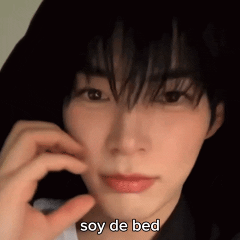 a close up of a person 's face with the words soy de bed written below it .
