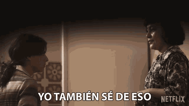 two women standing next to each other with yo tambien se de eso written in white