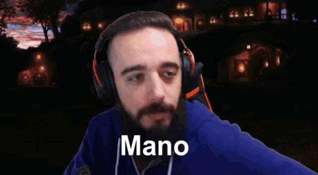 a man wearing headphones with the words voce joga de mais on the bottom