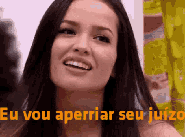 a close up of a woman 's face with the words eu vou apertiar seu juizo written in orange