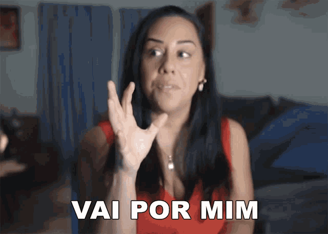 a woman in a red top says vai por mim in a foreign language