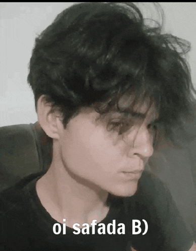a close up of a person 's face with the words oi safada b on the bottom right
