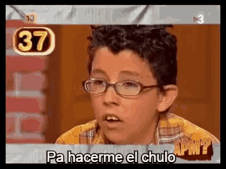 a young boy wearing glasses says pa hacerme el chulo on a tv show