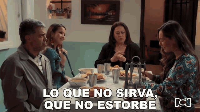 a group of people sitting around a table with the words lo que no sirva que no estorbe