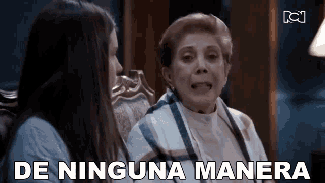 two women sitting next to each other with the words de ninguna manera