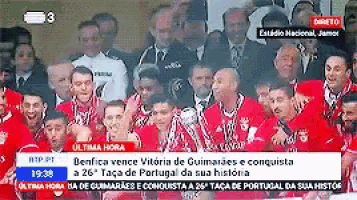 a group of men are standing in front of a screen that says ultima hora at the top