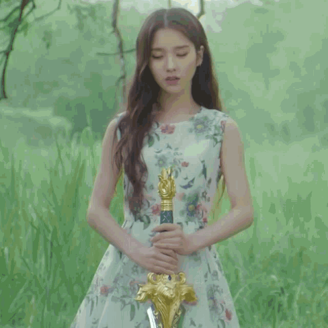 Loona Heejin Sword GIF - Loona Heejin Sword Loona Weapon GIFs