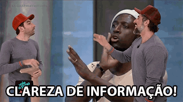 a man in a red hat talks to another man with the words clareza de informacao