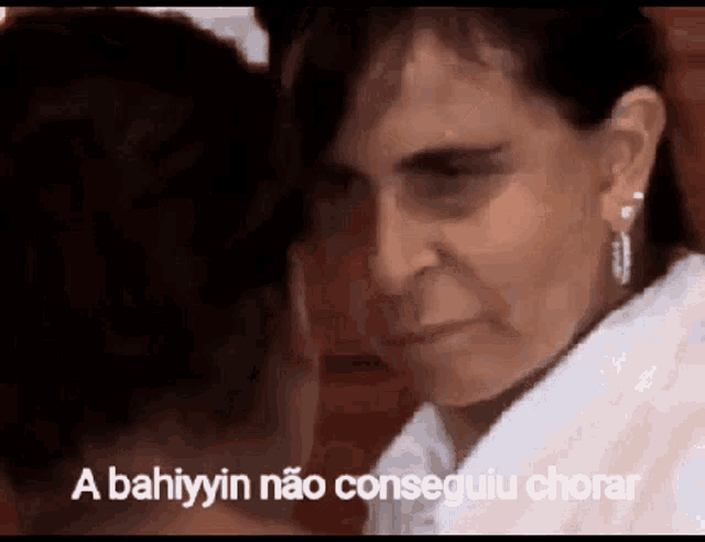 a close up of a woman 's face with the words a bahiyin não conseguiu chorar