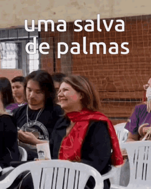 a group of people sitting in chairs with the words uma salva de palmas written above them